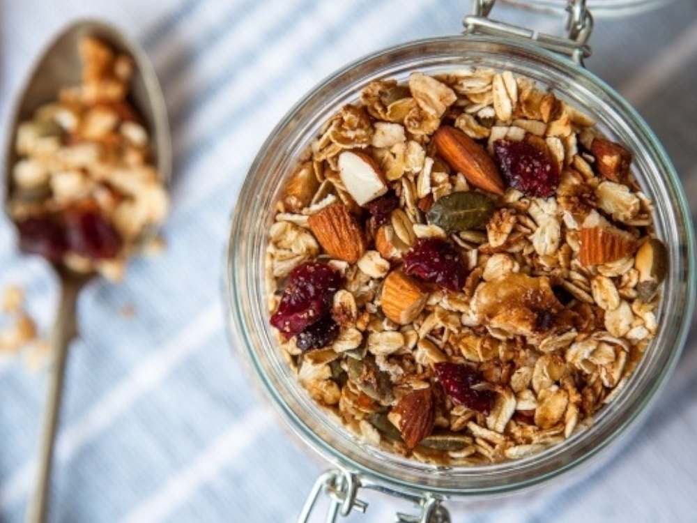 Вівсяна гранола з ягідним соусом та кеш'ю