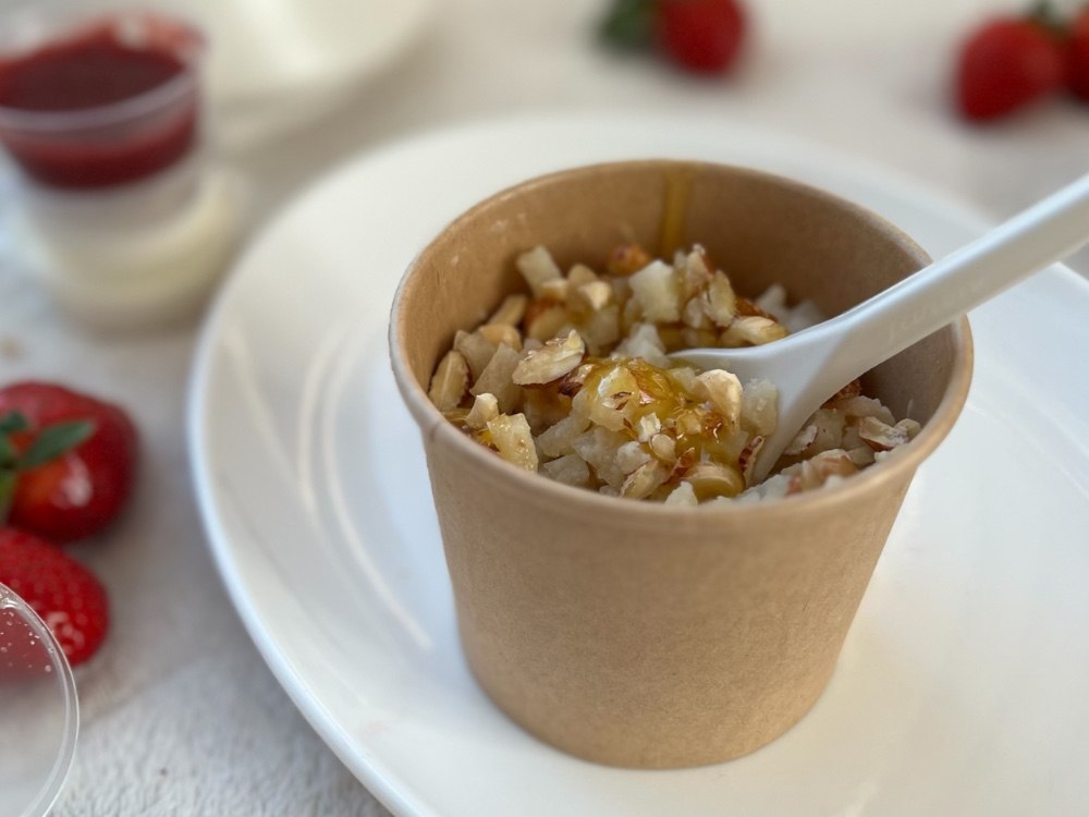 Вівсяна каша з грушевим соте та горішками