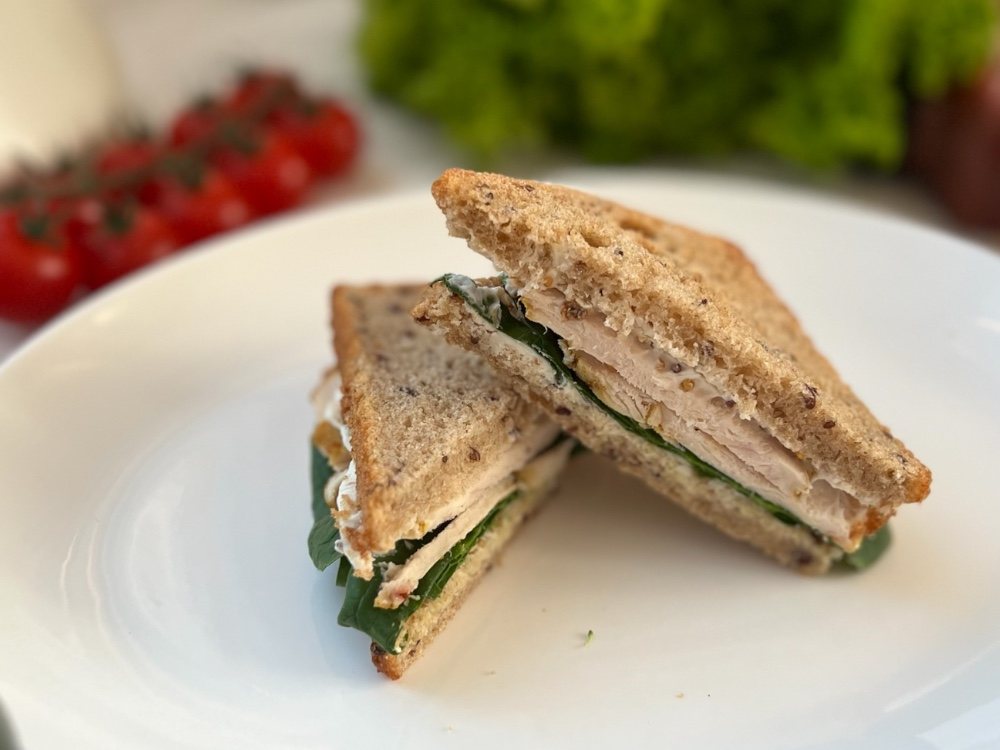 Вітамінний сендвіч з куркою, м'яким сиром та медом