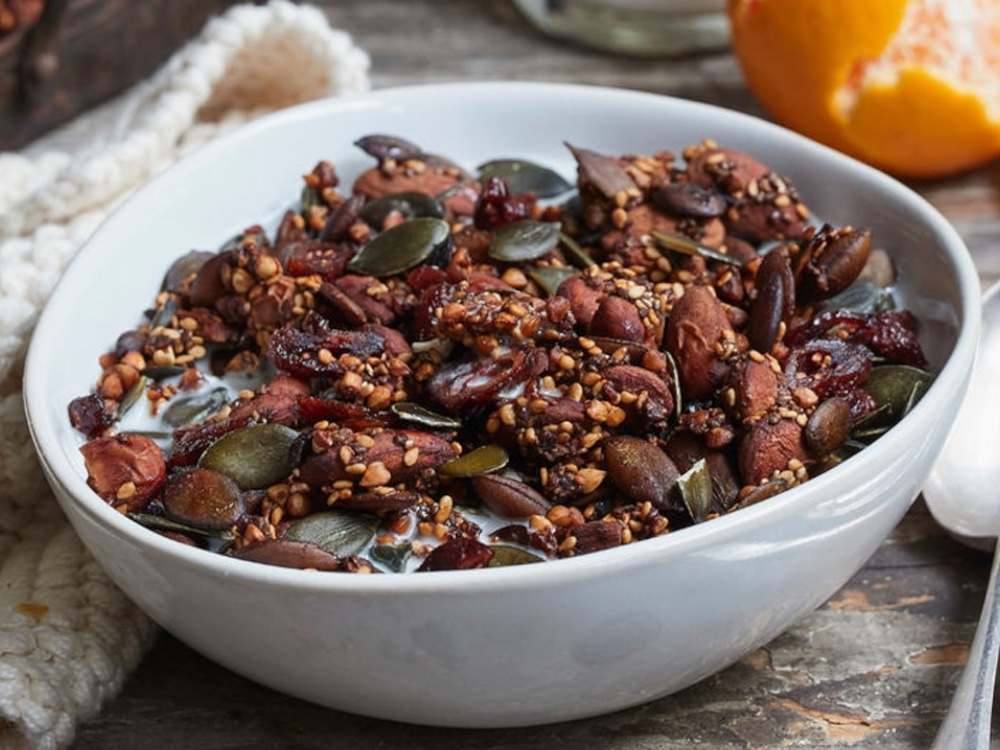 Гречана гранола з йогуртом та медом