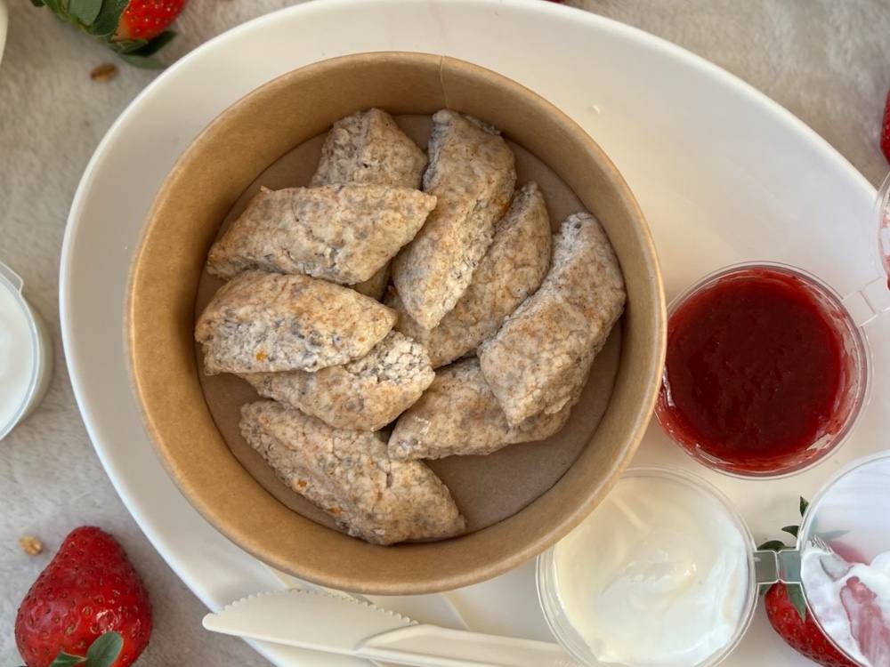 Ліниві вареники з псиліумом, полуничним мусом та сметаною