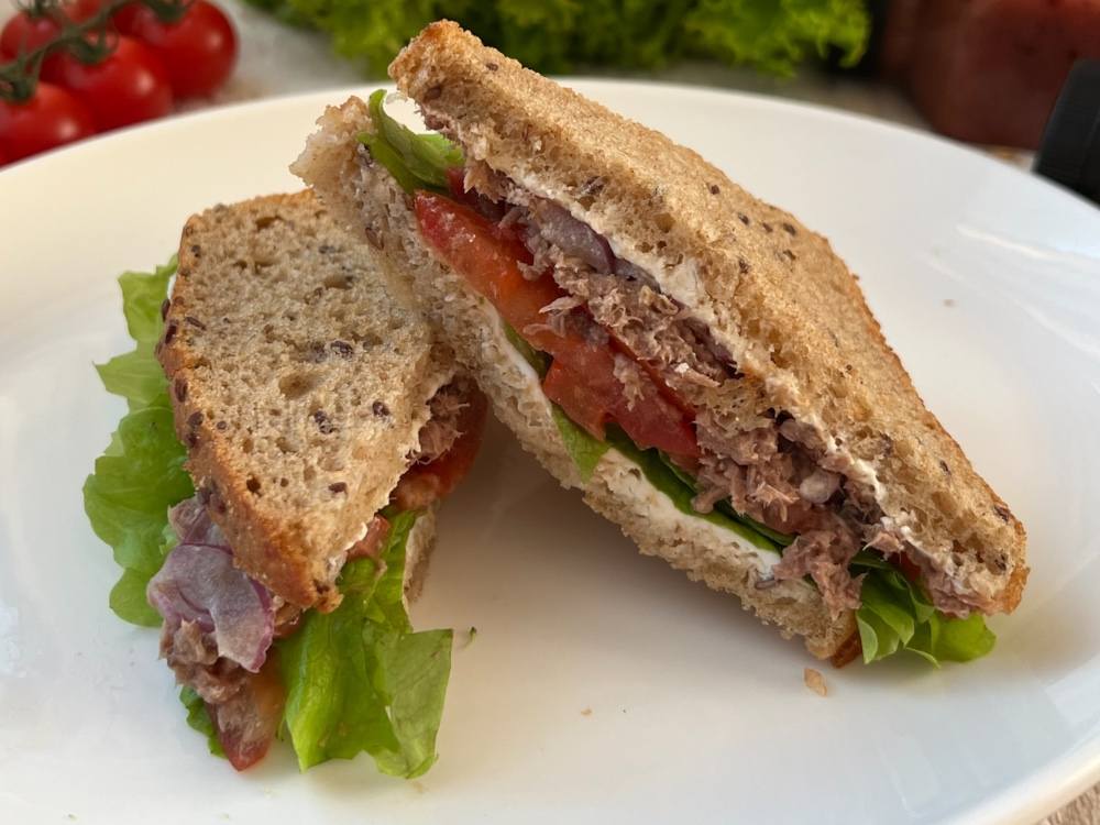 Сендвіч з тунцем та овочами