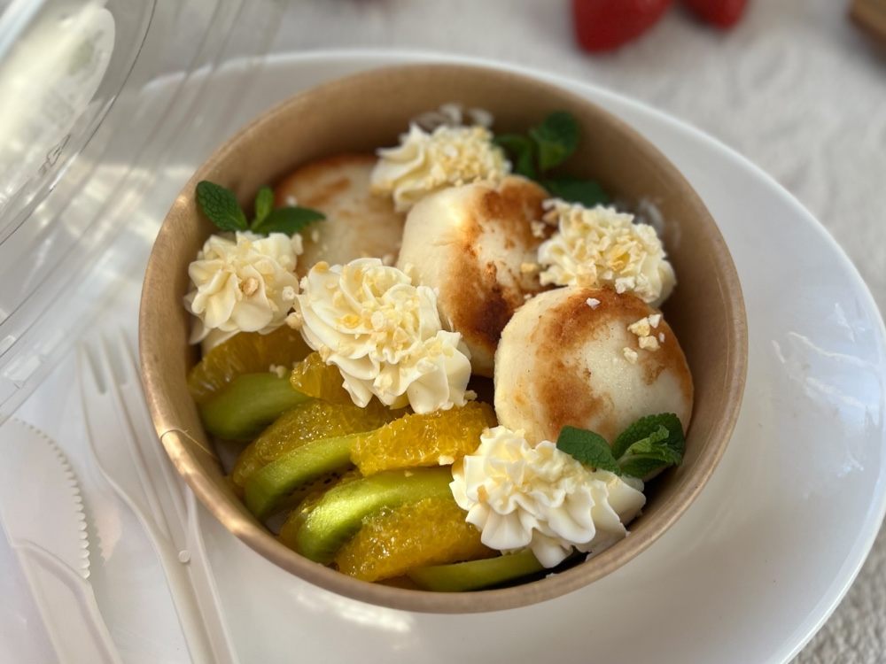 Сырники со сливочным кремом и фруктами