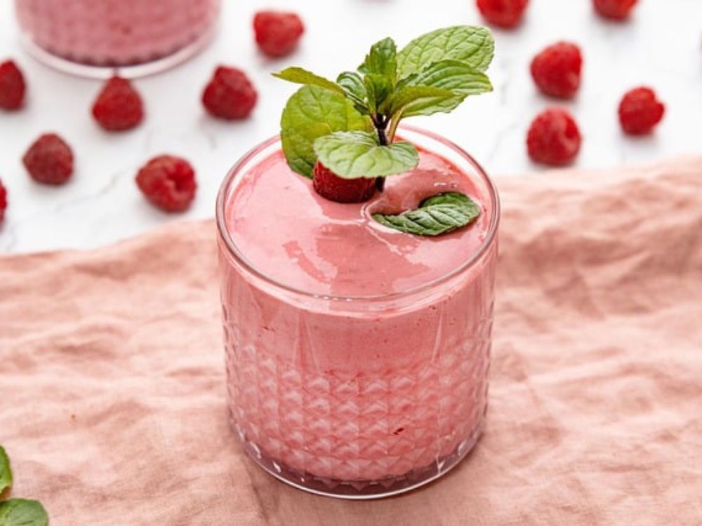 Смузі з бананом та чорною смородиною